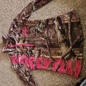 Mossy oak long sleeve shirt.